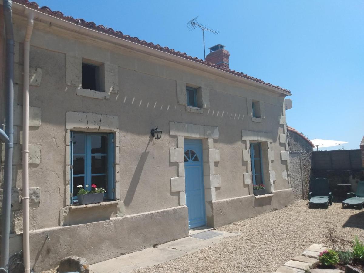 Lavender House - Traditional Stone House Oozing Charm And Character Cersay Buitenkant foto