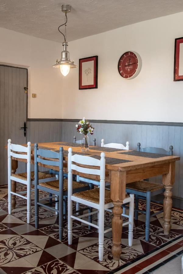 Lavender House - Traditional Stone House Oozing Charm And Character Cersay Buitenkant foto