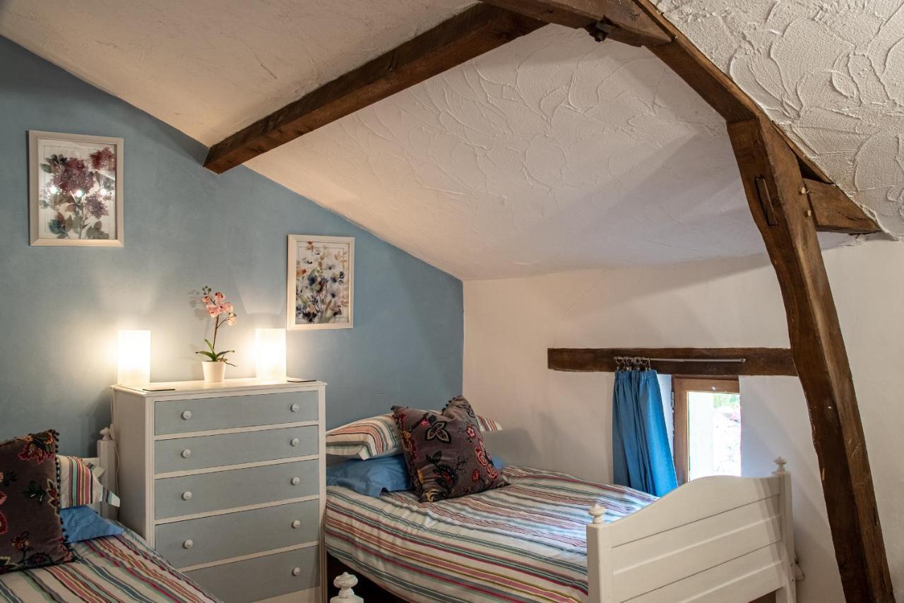Lavender House - Traditional Stone House Oozing Charm And Character Cersay Buitenkant foto